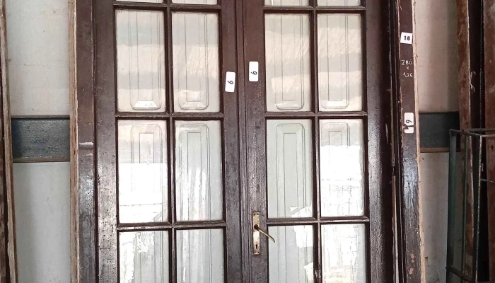 3 puertas de madera de dos hojas vidriadas con postigos