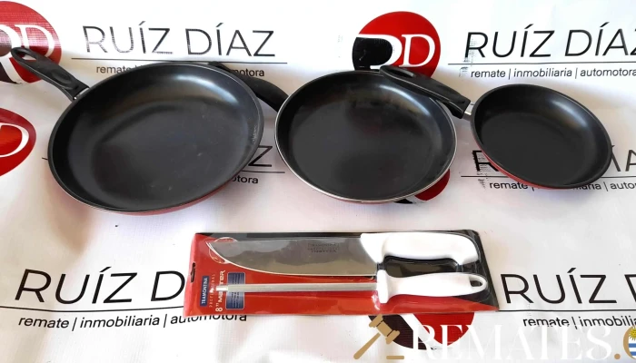 3 sartenes negras y rojas 28, 25 y 19 de diametro y cuchillo con chaira tramontina