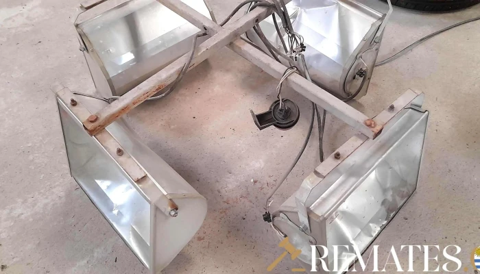 4 artefactos de luz con soporte en +