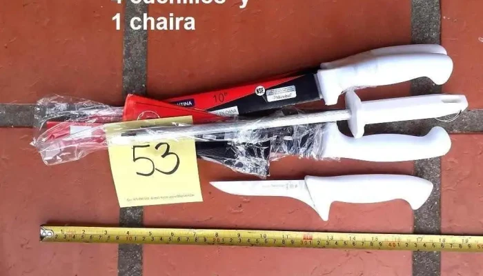 4 cuchillos y 1 chaira