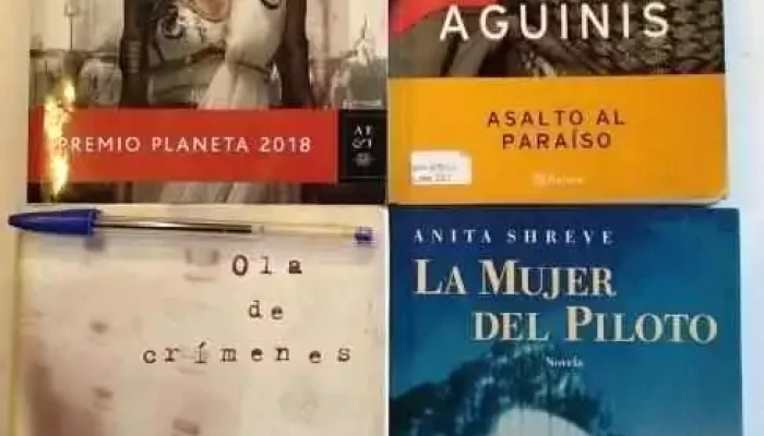 4 Libros: Yo Julia, Asalto al Paraiso, La Mujer del Piloto, Ola de Crimenes