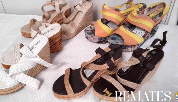 4 pares de sandalia