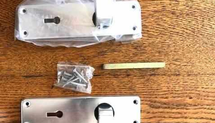 4 picaportes de aluminio con tornillos