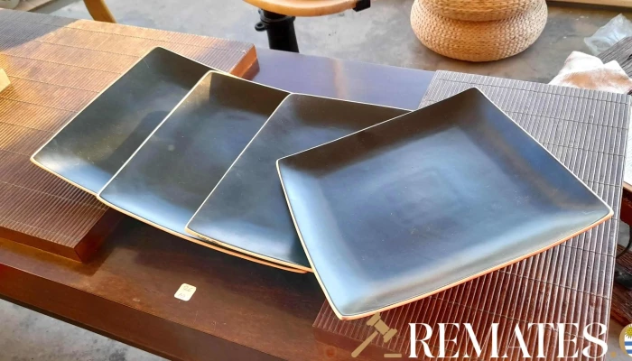 4 platos cuadrados negros
