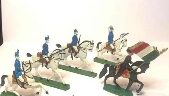 4 soldaditos de plomo, uno de ellos a caballo