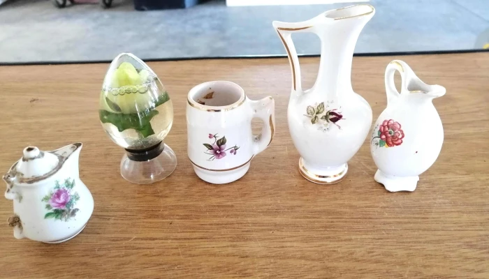 5 adornos de de loza blancos pequeños