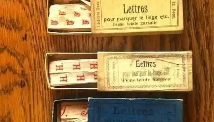 5 cajas muy antiguas con letras para coser en la ropa