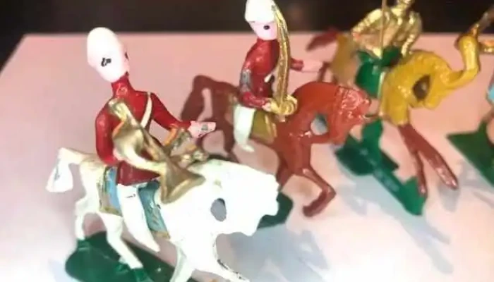5 soldaditos de plomo a caballo y a pie pintados