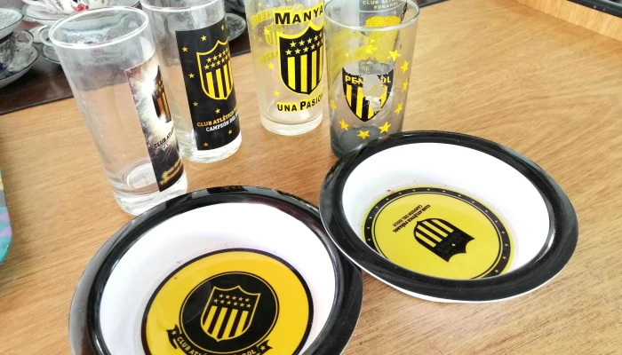 5 Vasos Y 2 Platos Ruiz Diazs Con Logo De Pen 1 - 17-06-2021