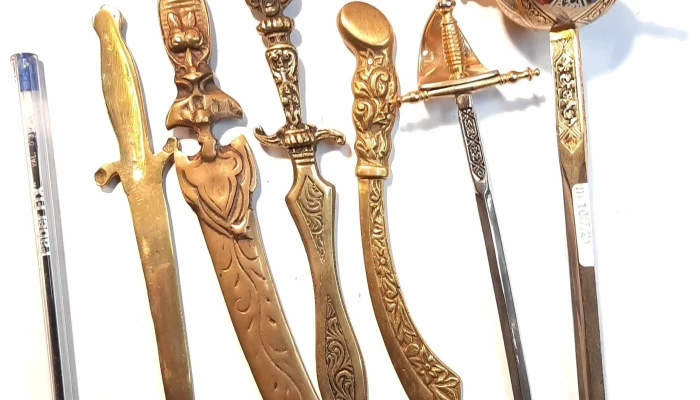 6 abrecartas de bronce motivo sables y cuchillos