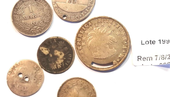 6 monedas de plata antiguas: 2 bolivianas (1 de 1830), 1 marco 1803, 1 de 1850 y 2 muy borrosas. Alguna hecha botón