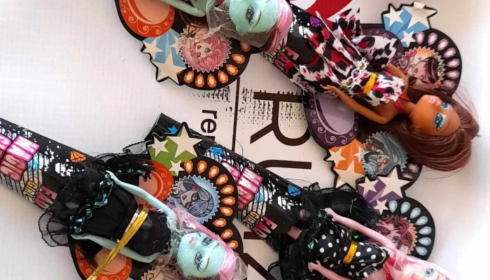 6 muñecas de colores