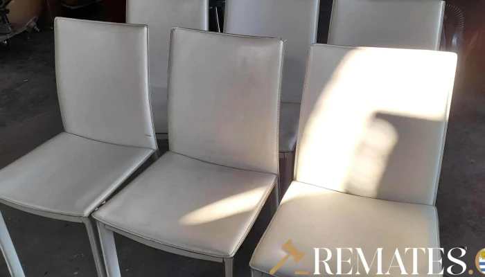 6 sillas en madera tapizada en cuerina blanco