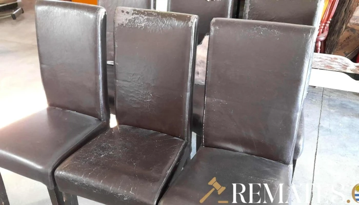6 sillas en madera tapizadas en cuerina marron con averia en el taizado