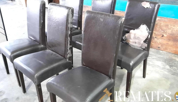 6 sillas en madera tapizadas en cuerina marron con averia en el tapizado