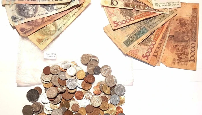 750 gramos de monedas mundiales a clasificar y lote de billetes