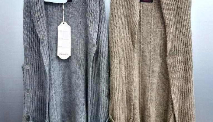 8 chalecos con bufanda, 7 color gris y 1 beige