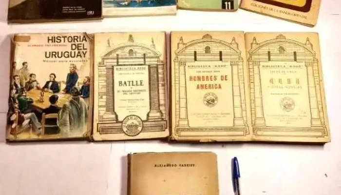 9 libros: Historia Uruguaya, muchos de Rodo, Despues de Artigas, etc