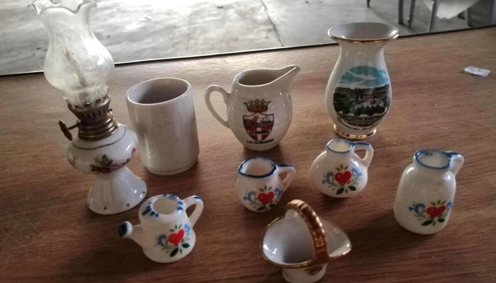 9 piezas de ceramica en miniatura, farol y varios