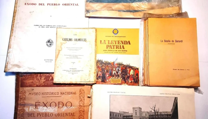 Album Militar Uruguayo incompleto, 2 carpetas Exodo del Pueblo Oriental, Lote de Batalla de Sarandi, postales, etc