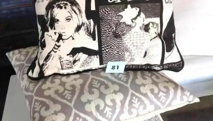 almohadones tonos de blanco y negro