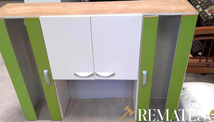 alzada de mueble blanco y verde