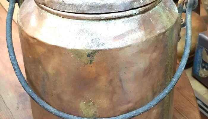 Antiguo colero en cobre