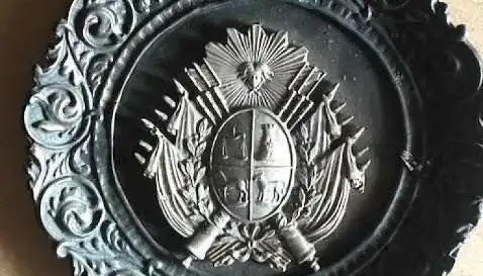 Antiguo escudo uruguayo en metal para colgar