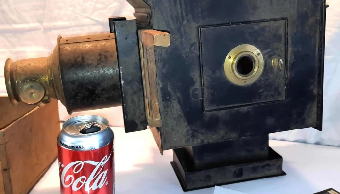 Antiguo Proyector De Chapa Y Bronce Con 2 - 05-06-2021
