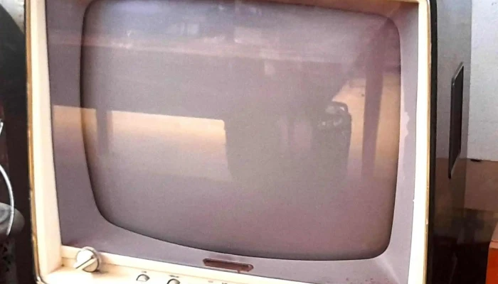 Antiguo televisor Graetz alemana  impecable estado , no funciona