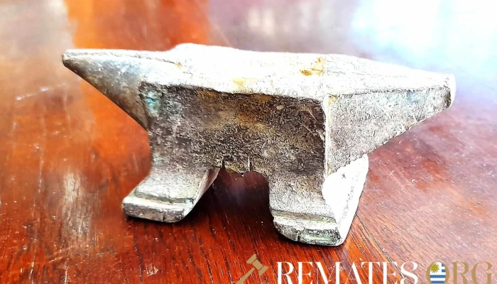 Antiguo yunque de bronce joyeria
