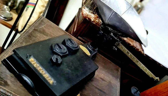 Balanza antigua Victoria para 130 kg restaurada, con pesas