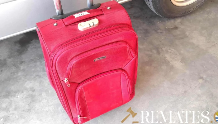 balija de equipaje roja con ruedas