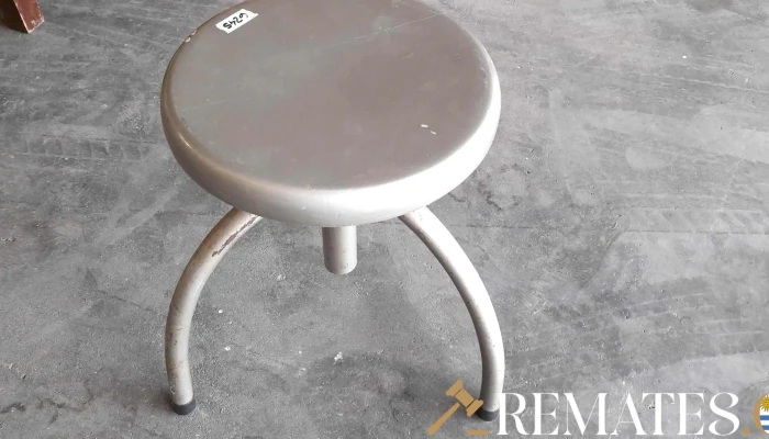 banqueta tipo de piano asiento en madera base de hierro
