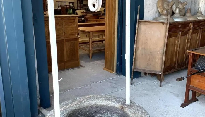 Brocal De Aljibe O Pozal En Granito Esculturado Con Polea Y Cigueño En Hierro Negro (1,04 Diam. X 2m Alto)