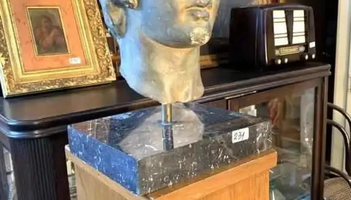 Busto Griego Y Pedestal De Madera