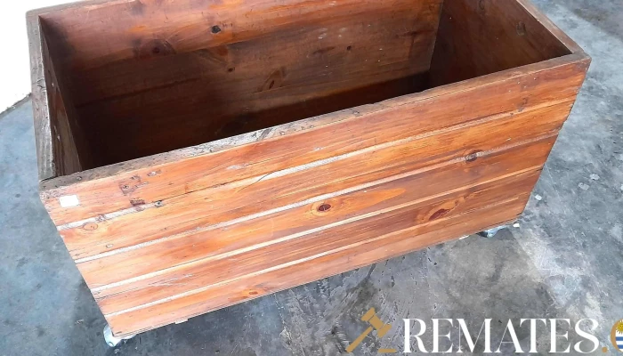 cajon de madera con ruedas