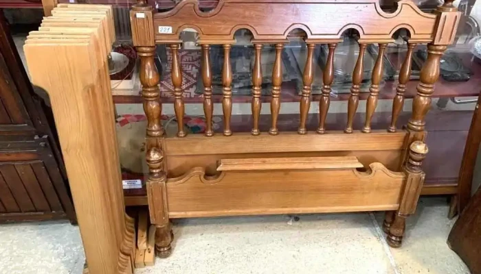 Cama De 1 Plaza En Cedro Y Mesa Lateral