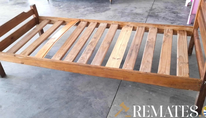 cama de una plaza en madera