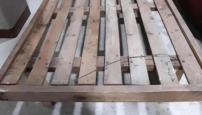 cama turca de 1 plaza en madera con averia en un larguero, color al natural