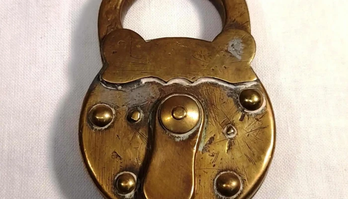 Candado antiguo en bronce