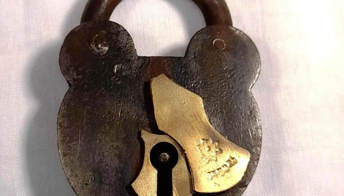Candado antiguo sin llave