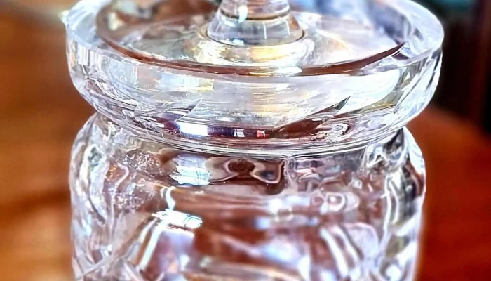 Caramelera cristal con tapa sana