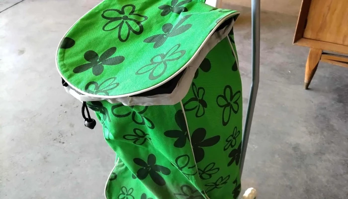 carro de feria verde con ruedas