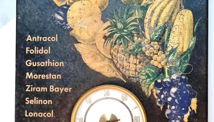 Cartel chapa publicidad de Bayer con barómetro ,termómetro y higrómetro
