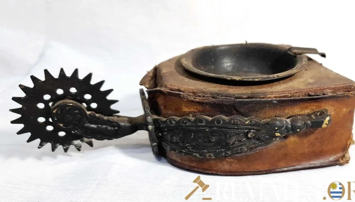 Cenicero cuero confeccionado con espuela colonial