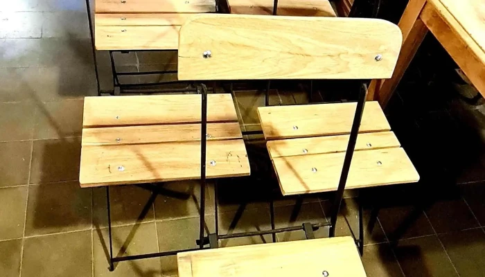 Cinco sillas plegables antiguas de bar restauradas con madera dura