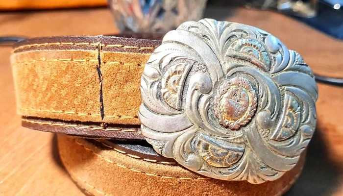 Cinto de cuero con hebilla plata y oro Martínez hermanos