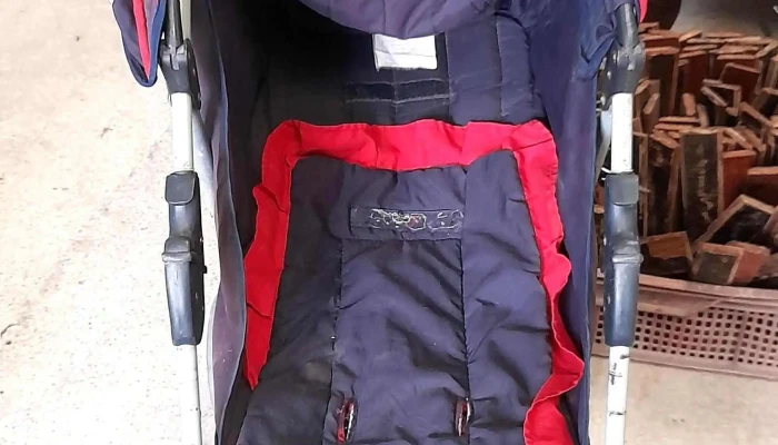 coche para  bebe de 6 ruedas tipo paraguita azul y bordes rojos