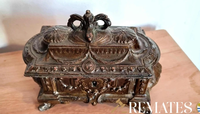 Cofre en metal antiguo , tapa suelta
